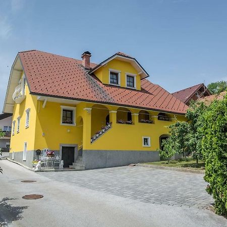 Apartma Ajda Komenda Esterno foto