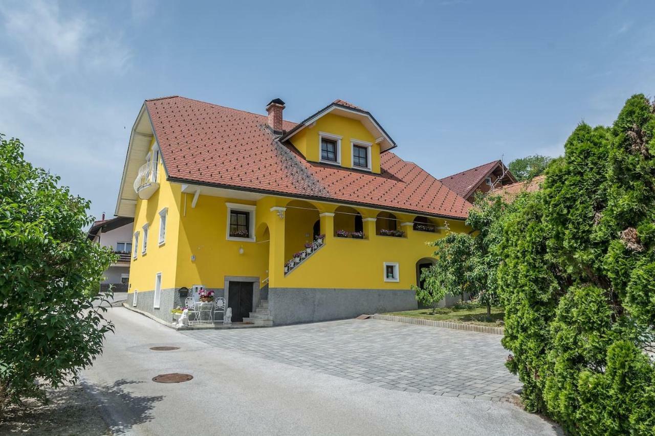 Apartma Ajda Komenda Esterno foto